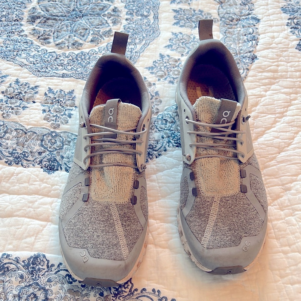 On Cloud sneakers Men’s 8.5 or women’s size 10